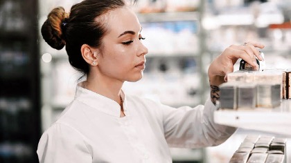 Dermo-cosmétique : qui a le droit de dire le vrai ? Dermatos, officines, communautés. Le nouveau triangle de confiance